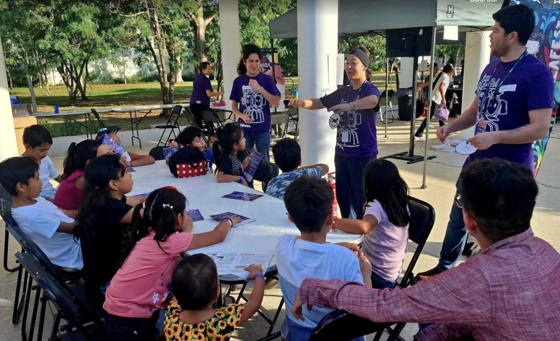Taller al aire libre con familias en un parque de comunidad