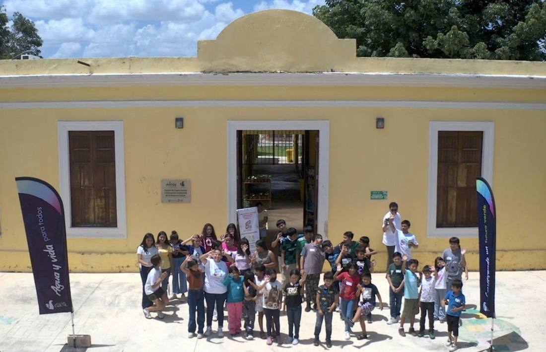 Grupo de niñas y niños en la Reserva Ecológica Cuxtal