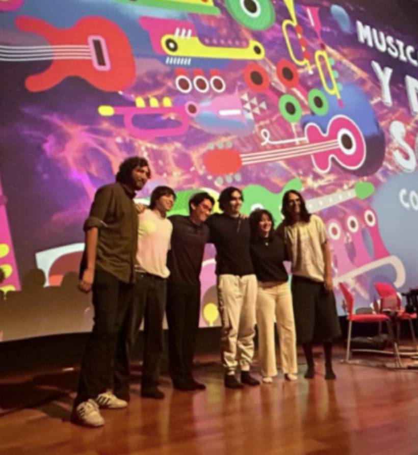 Jóvenes en el escenario durante la premiación