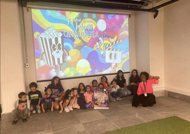 Grupo de niñas y niños frente a la pantalla