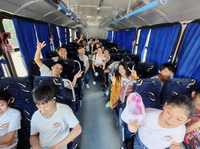 Niñas y niños a bordo del autobús que los lleva al festival